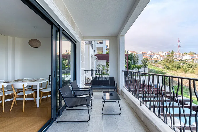 Three-bedroom apartment in a complex with a pool, Blizikuće