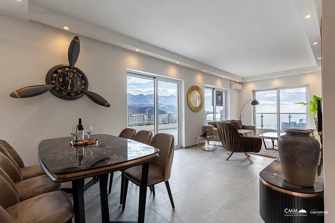 For sale: a spacious and luxuriously furnished three-bedroom apartment in the Sunny Side complex.