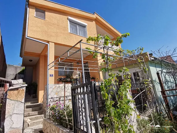 Three-storey house with 4 bedrooms in Bar, Shushan