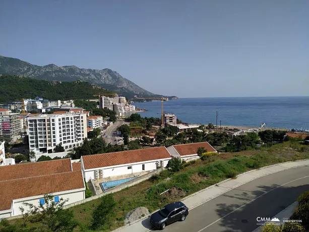 Apartment in Becici with a sea view