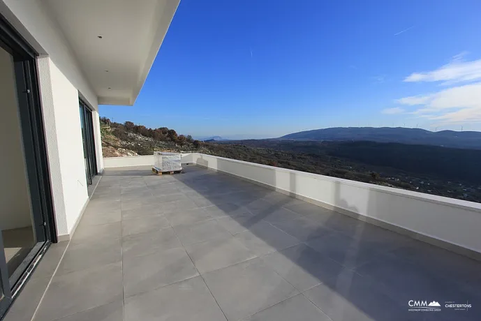 Two-storey house with private pool and panoramic sea view