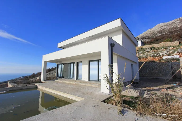 Two-storey house with private pool and panoramic sea view