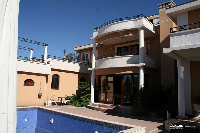 A luxurious villa with swimming pool in Kotor