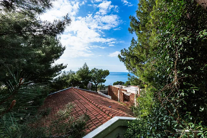 Three-storey family house in Susanj