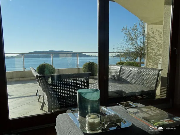 Luxurious penthouse in Rafailovici on the first line to the sea