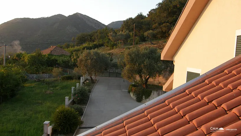 Three-story house in Kavac with a beautiful view of the sea