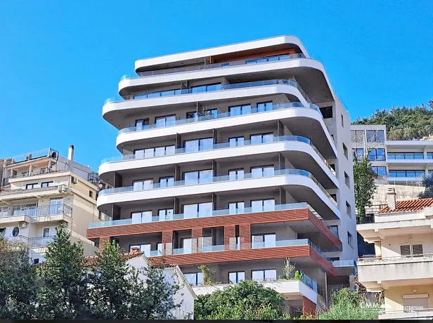 Three-bedroom apartment in Budva with a stunning view