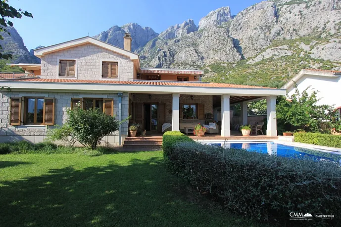 Villa with pool in Orahovac