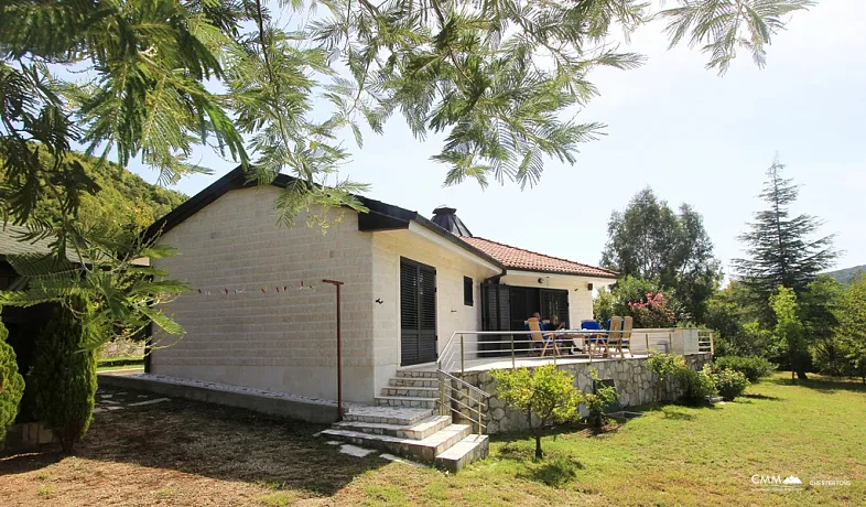 House with a large plot in Radanovići