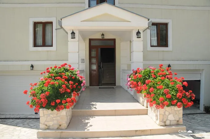 A villa with pool and sea view in Markovici