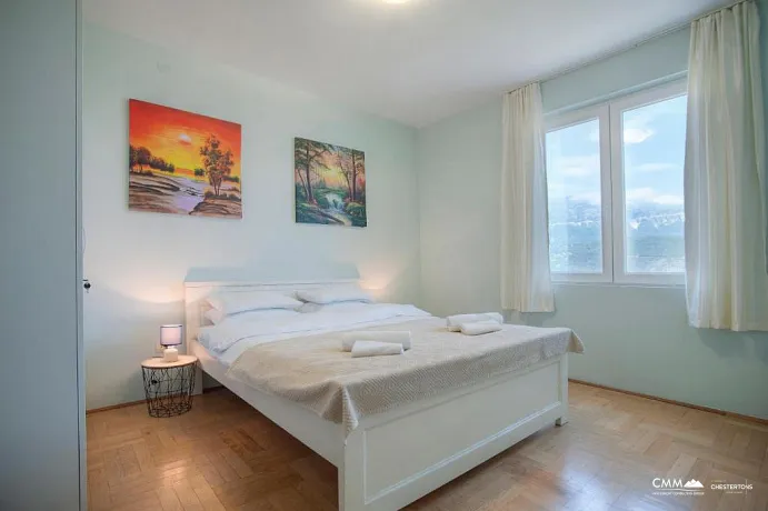 Spacious one-bedroom apartment in Budva with sea view