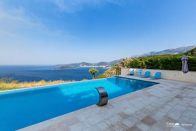 Three-bedroom apartment in a complex with a pool, Blizikuće