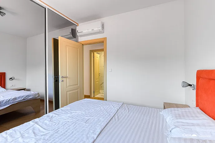 Three-bedroom apartment in a complex with a pool, Blizikuće