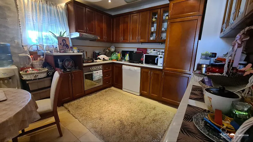 House in a quiet area of ​​Budva overlooking the sea.