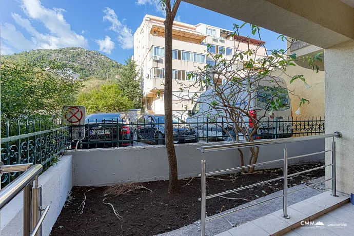 FOR SALE: SPACIOUS, FULLY FURNISHED APARTMENT IN BUDVA WITH GARAGE AND TESLA CHARGER