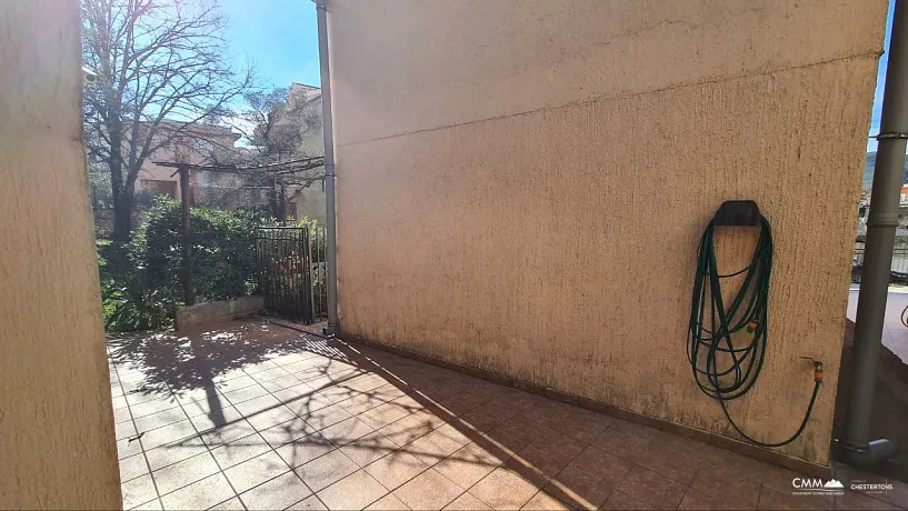 House in a quiet area of ​​Budva overlooking the sea.