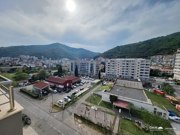 Apartment with two bedrooms and a garage space in Budva