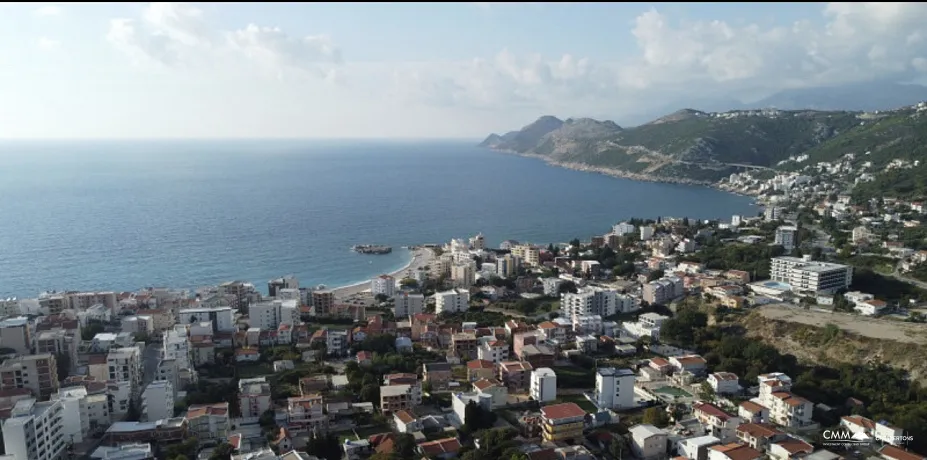 Spacious apartment house with sea view