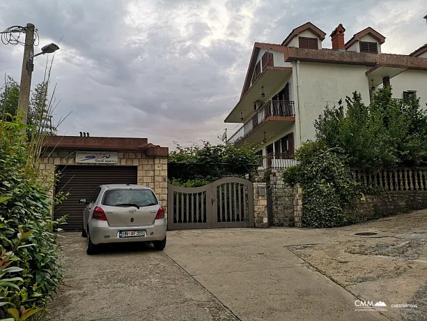 Spacious house with garage and panoramic sea views