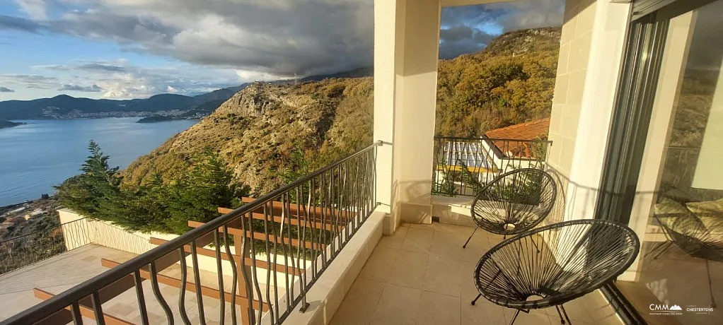Three-bedroom apartment in a complex with a pool, Blizikuće