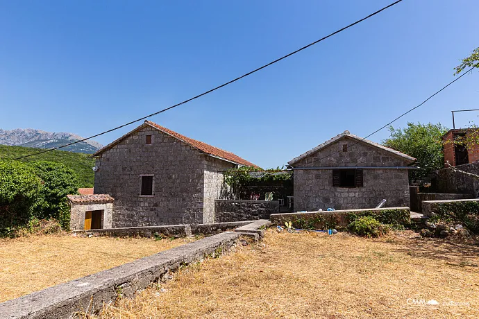 Stone House 105 m² with 2100 m² Land Plot in Glavatičići