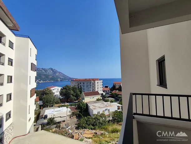 One bedroom apartment in Becici with a sea view