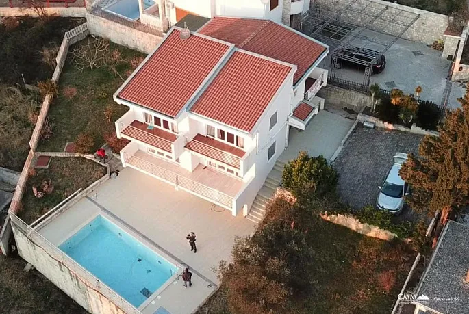 Two-storey house with panoramic sea views