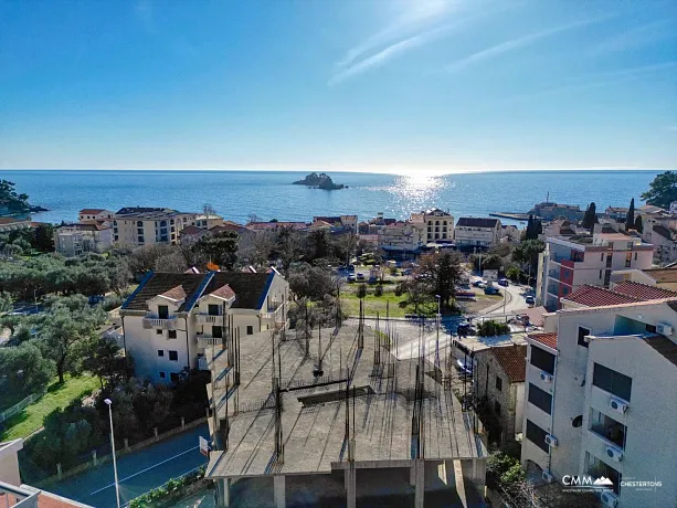 Urbanized plot with an unfinished residential building in Petrovac