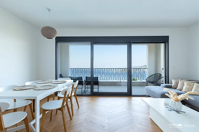 Three-bedroom apartment in a complex with a pool, Blizikuće
