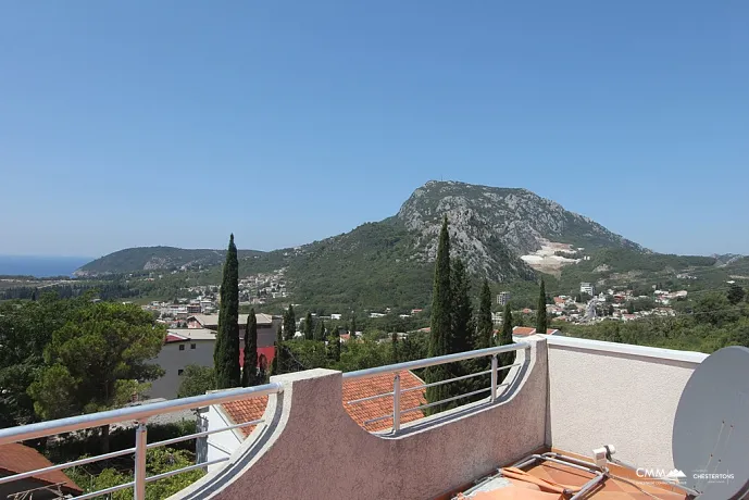 A three-story house with a panoramic view in Sutomore