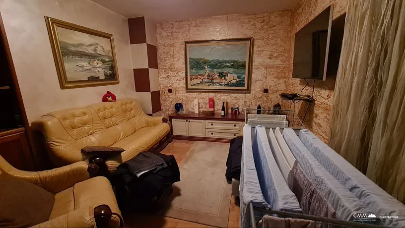 House in a quiet area of ​​Budva overlooking the sea.