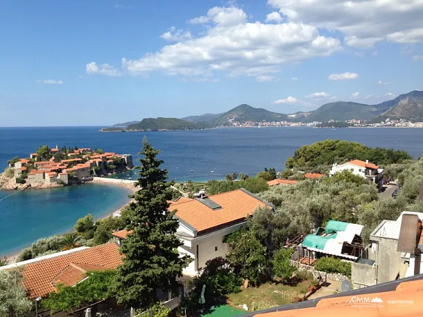 An airy apartment in Sveti Stefan