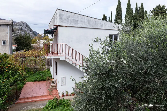 Family house in a quiet area with a terrace and greenery views.