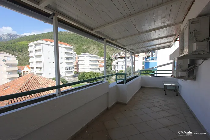 An airy apartment in Becici