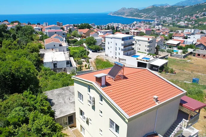 Three storey house in Dobra Voda 308m2