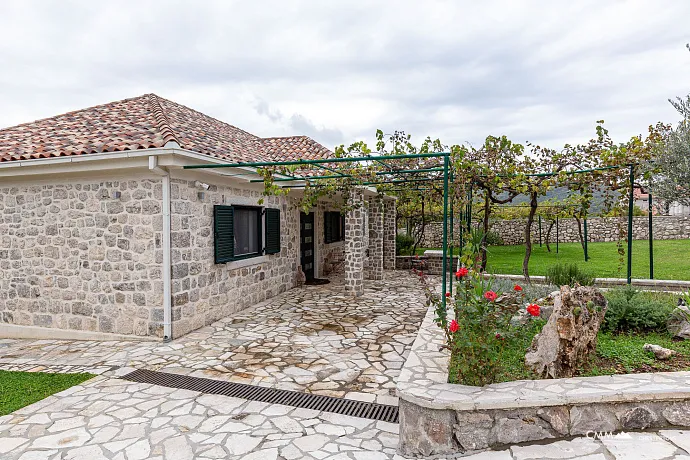 An estate of 2,660 m² with three houses in Radanovići