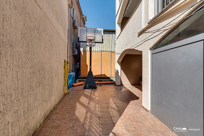 House in a quiet area of Budva overlooking the sea.