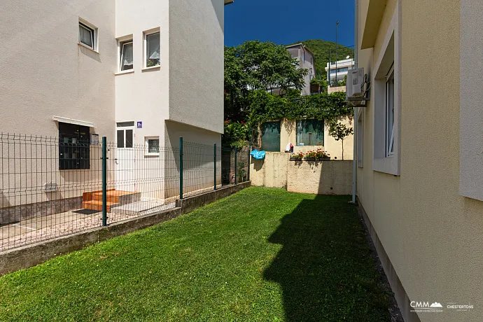 Apartment with Sea View, Bijela