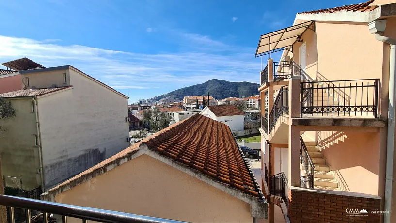 House in a quiet area of ​​Budva overlooking the sea.