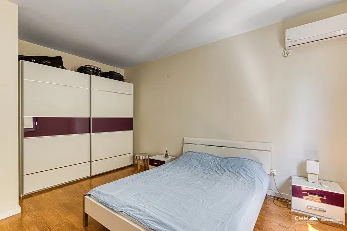 Apartment with Sea View, Bijela