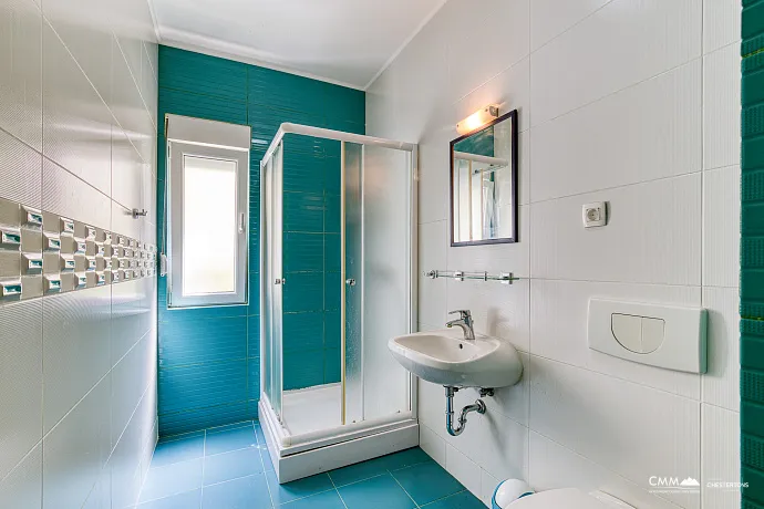 Apartment with Sea View, Bijela