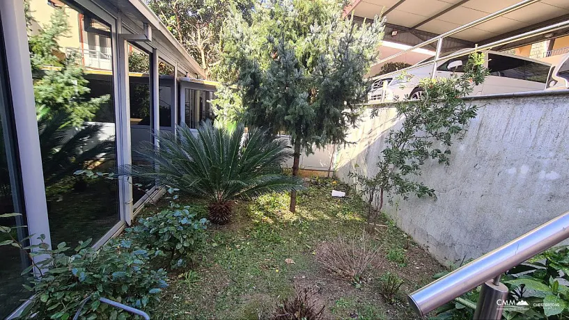 House in a quiet area of ​​Budva overlooking the sea.