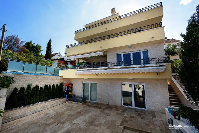 A villa with pool in Krasici