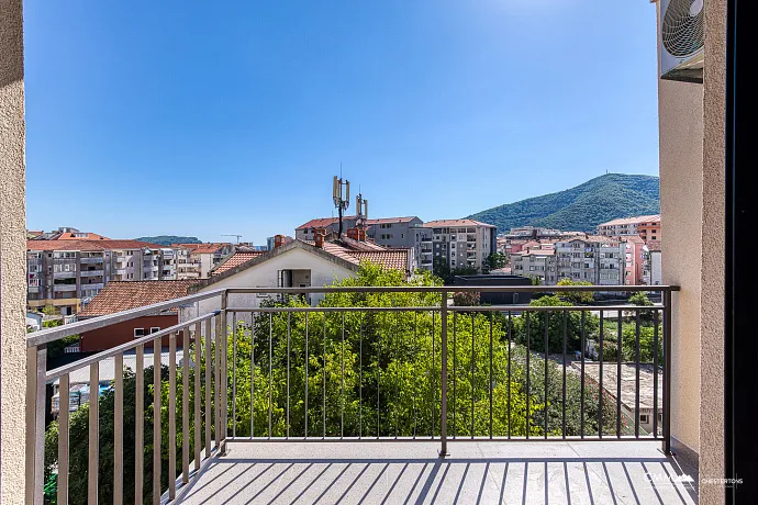 Sunny one-bedroom apartment of 42 m² in Budva, close to the sea.