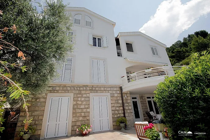 Four-storey villa in Sveti Stefan