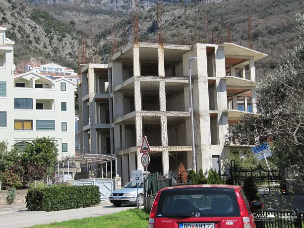 Urbanized plot with an unfinished residential building in Petrovac