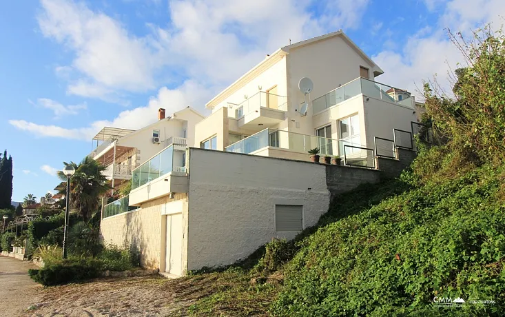 Family house on the first line in Herceg Novi