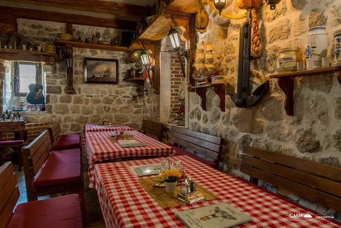 Two houses with restaurant on the front line