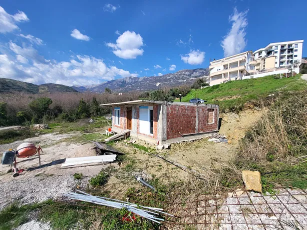 House of 80 square meters with a plot of 905m2 and beautiful panoramic views of the surrounding hills and the sea