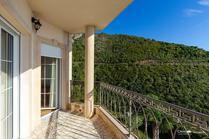 Elegance and serenity in a luxurious villa with natural views.